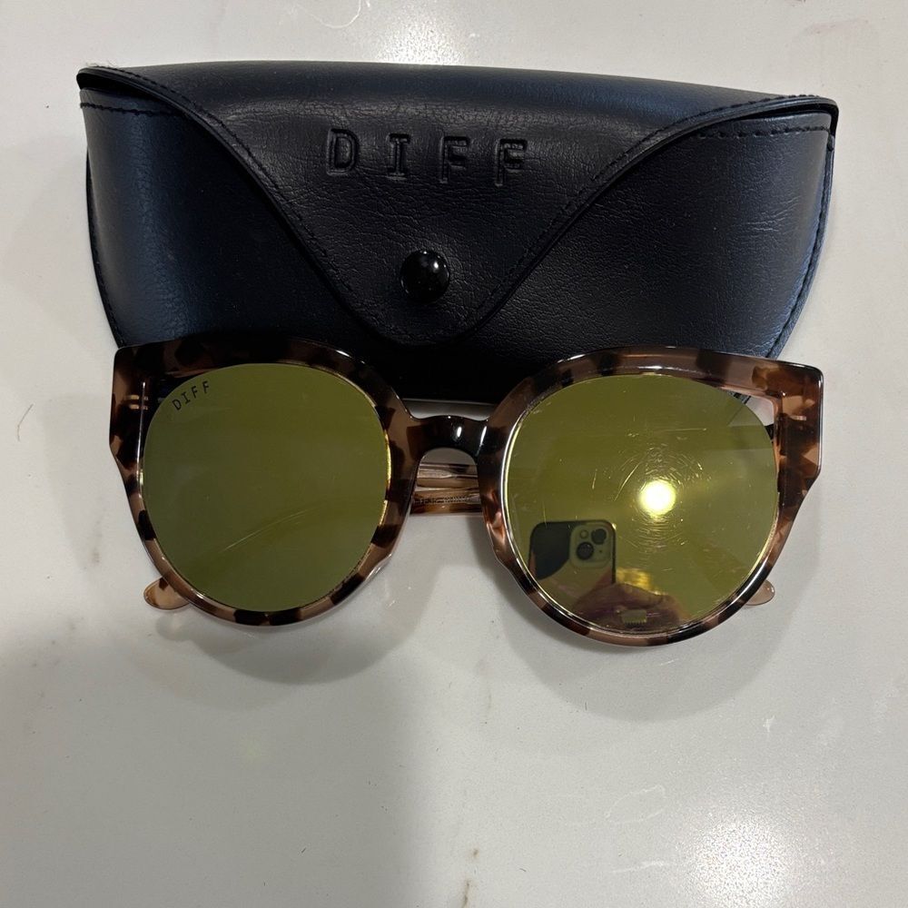 DIFF Penny Tortoise Sunglasses with Yellow Lenses